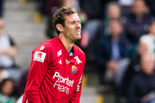Djurgårdens målvakt Andreas Isaksson grinar illa