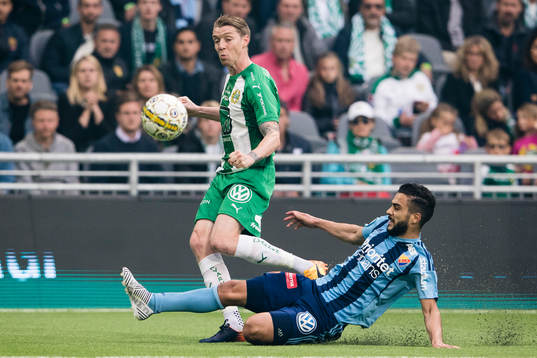 Hammarbys Birkir Már Saevarsson i kamp om bollen ned