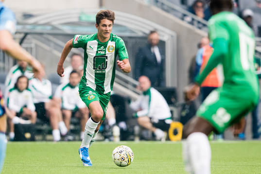 Hammarbys Leo Bengtsson med bollen