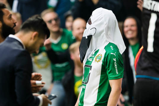Hammarbys Mats Solheim med en spökmask