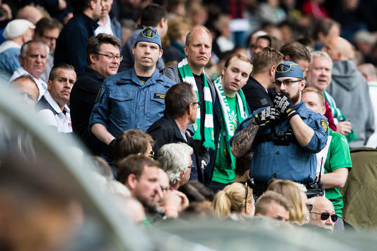 Två ordningsvakter på läktaren