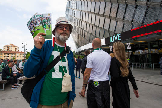 En försäljare av Hammarbys matchprogram innan
