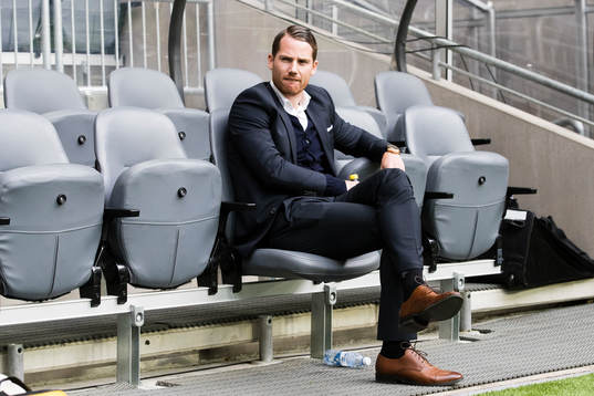 Hammarbys skadade Johan Persson på bänken innan