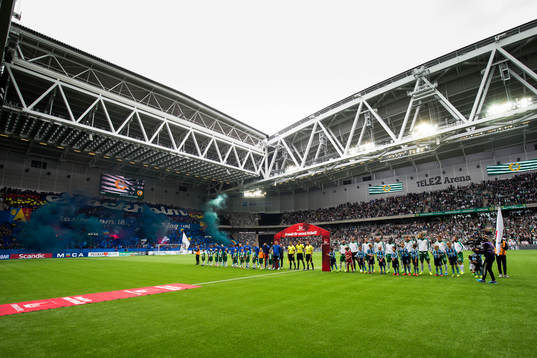 Spelarna och domarna ställer upp sig innan fotbollsmatchen