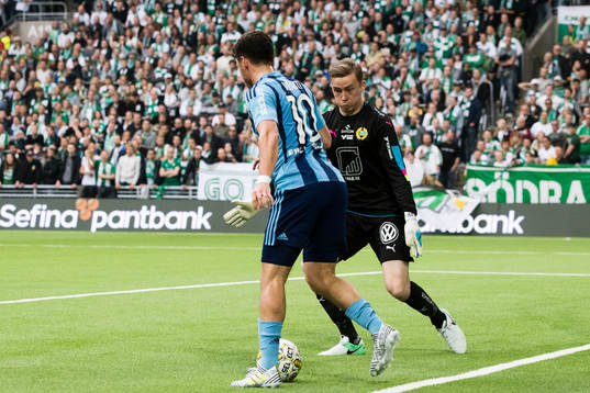 Djurgårdens Kerim Mrabti utmanar Hammarbys målvakt