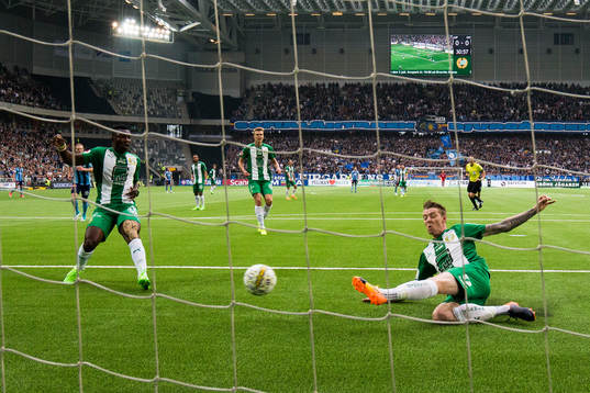 Hammarbys Birkir Már Saevarsson och Joseph Aidoo hindrar
