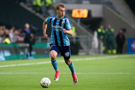 Djurgårdens Felix Beijmo med bollen