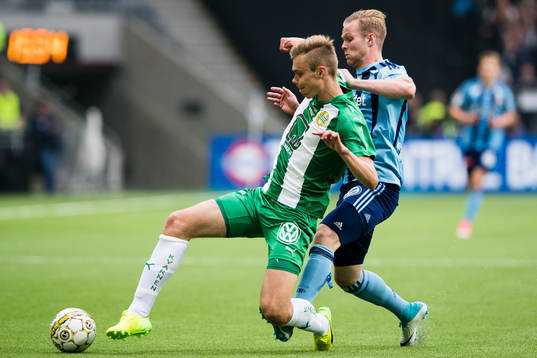 Hammarbys Marcus Degerlund i kamp om bollen med