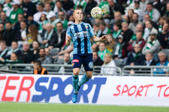 Djurgårdens Elliot Käck tar ner bollen