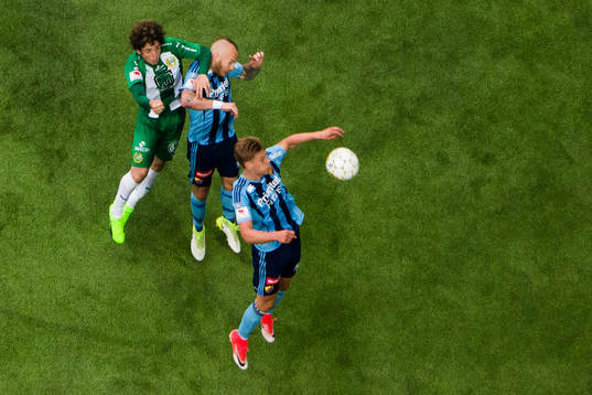 Hammarbys Romulo Cabral Pereira Pinto i kabmp om bollen med