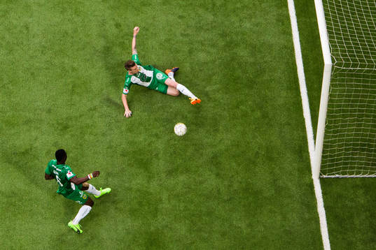 Hammarbys Birkir Már Saevarsson och Joseph Aidoo hindrar
