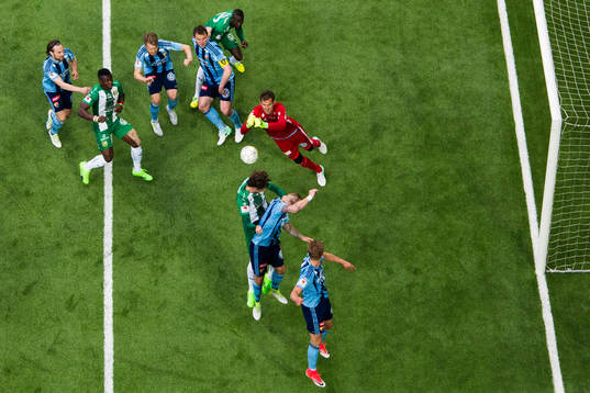 Djurgårdens målvakt Andreas Isaksson boxar bort bollen