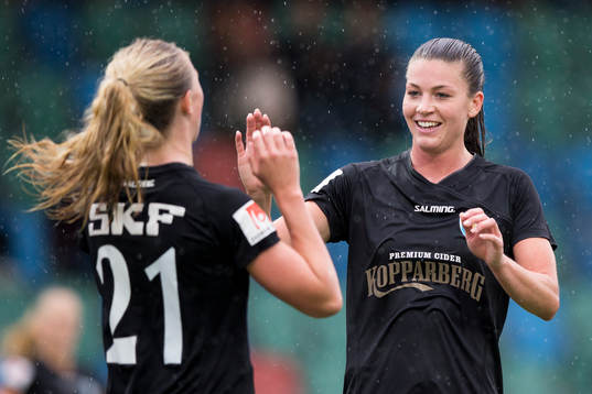 Göteborgs Rebecka Blomqvist jublar ihop med Pauline