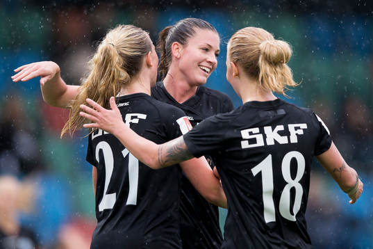 Göteborgs Rebecka Blomqvist jublar ihop med Pauline