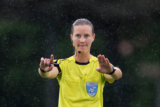 4 Matchens huvuddomare Lovisa Johansson