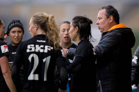 4 Göteborgs tränare Stefan Rehn pratar med sina spelare