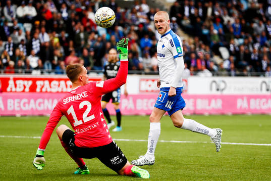 Norrköpings Karl Holmberg med målchans på IFK Göteborgs