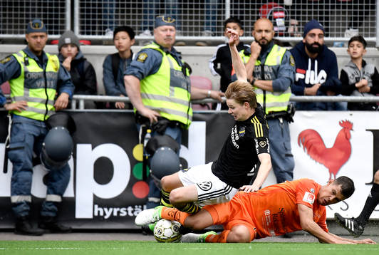 s Johan Blomberg och AFC Eskilstunas Mauricio Albornoz