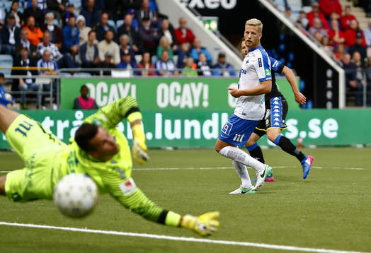 Räddning av Norrköpings målvakt Michael Langer