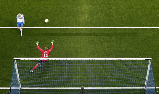 <mål 2-0 an Norrköpings Niclas Eliasson, i bild Kalle
