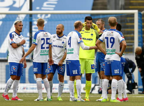Norrköpings målvakt Michael Langer pratar med spelarna