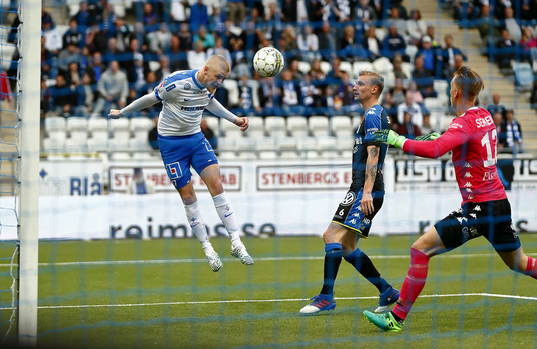 Norrköpings Kalle Holmberg nickar ner bollen
