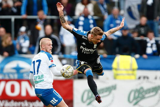 IFK Göteborgs Søren Rieks i luften