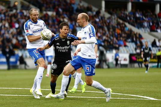 IFK Göteborgs Mads Albæk blir stoppad av Norrköpings