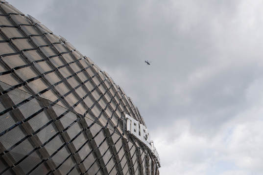 En helikopter kring Tele2 arena