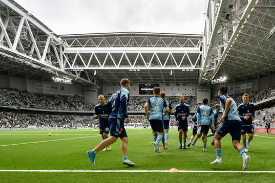 Djurgårdens spelare värmer upp före fotbollsmatchen i