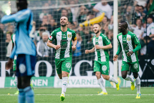 Hammarbys spelare med Kennedy Bakircioglu längst fram