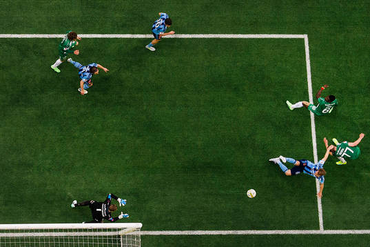 Djurgårdens Jacob Une Larsson med en boll som går