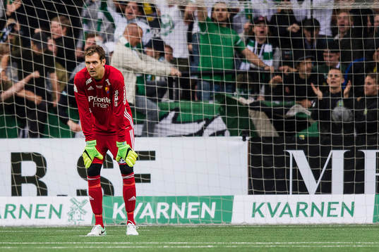 Djurgårdens målvakt Andreas Isaksson deppar