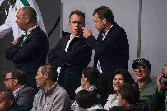 Hammarbys tränare Jakob Michelsen på läktaren med
