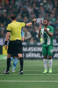 Hammarbys Serge-Junior Martinsson Ngouali reagerar mot