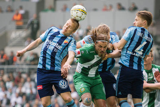 Djurgårdens Elliot Käck och Jacob Une Larsson i en duell