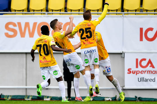 Falkenbergs spelare jublar