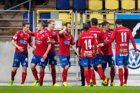 Helsingborgs Jesper Lange (v) har gjort 0-1 och laget jublar