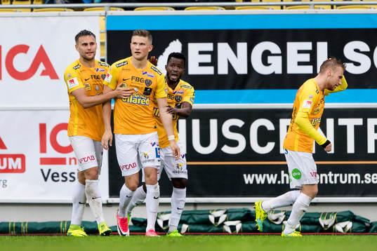 Falkenbergs Erik Pärsson (mitten) jublar
