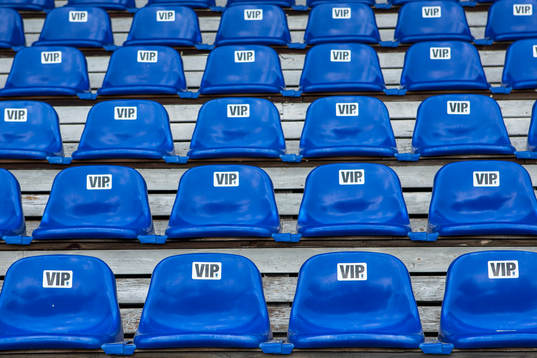 Stolar med skyltar på VIP-läktaren på Studenternas IP