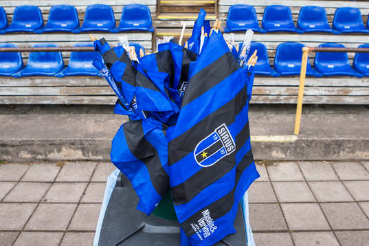 Flaggor i en hink innan fotbollsmatchen i Allsvenskan