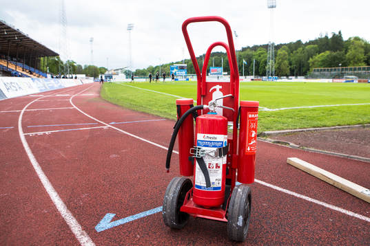 En brandsläckare vid planen innan fotbollsmatchen i