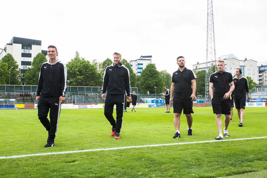 Halmstads spelare på planen innan fotbollsmatchen i