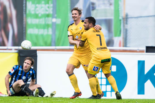 Halmstads Fredrik Olsson jublar med Nikolai Alho