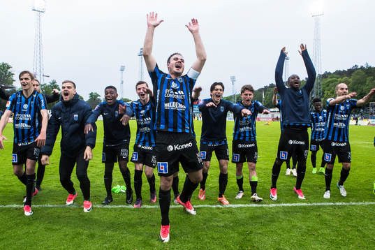 Sirius spelare med Niklas Busch Thor längst fram jublar