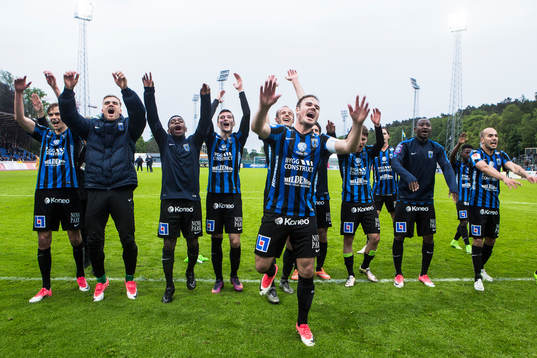 Sirius spelare med Niklas Busch Thor längst fram jublar