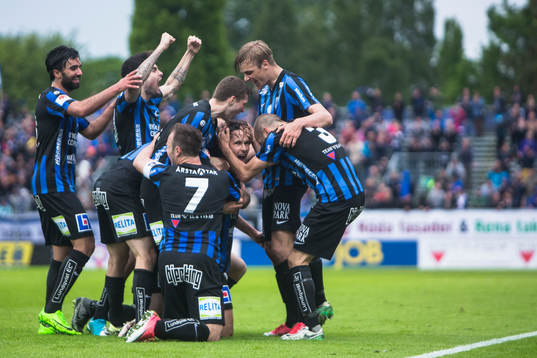 Sirius Philip Haglund (m) jublar med lagkamrater