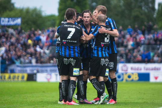 Sirius Philip Haglund (m) jublar med lagkamrater