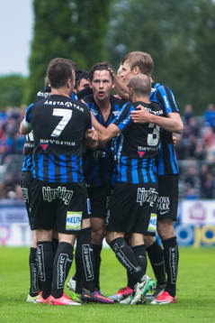 Sirius Philip Haglund (m) jublar med lagkamrater