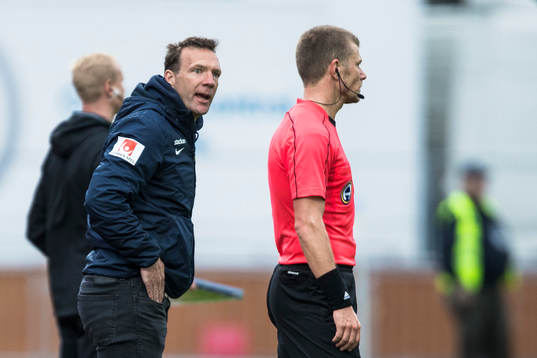 Sirius tränare Kim Bergstrand reagerar mot ett domslut